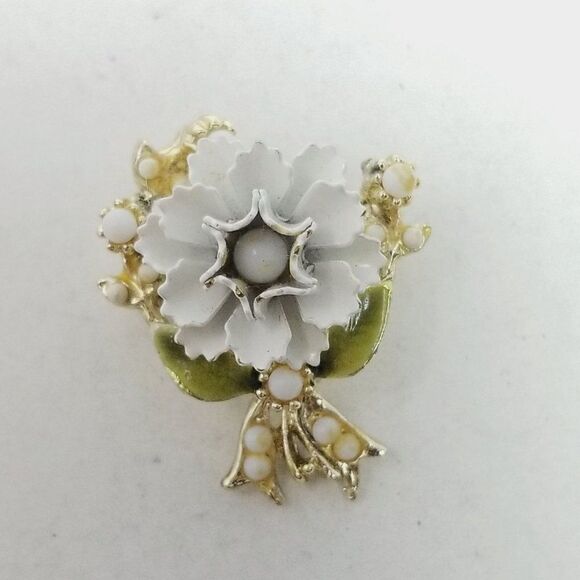 Vintage Coro White Flower Enamel Brooch, Signed Lapel Pin, Retro Estate - Picture 6 of 6